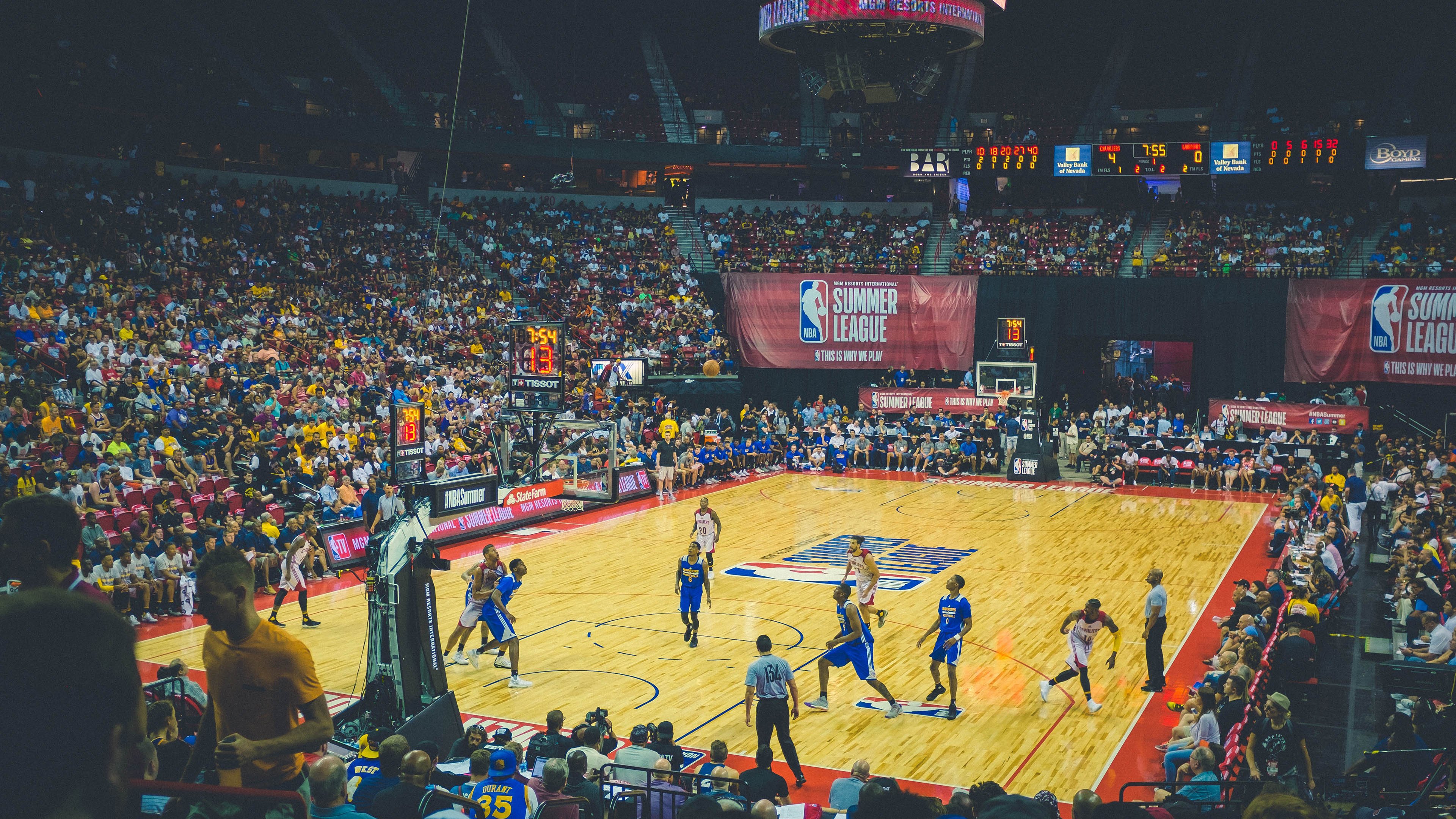 青训基地尝试沉浸式战术模拟训练增强实战反应，沉浸式体能训练馆